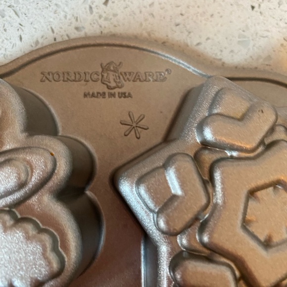Nordic Ware Silver Snowflake Cakelet Pan - Picture 4 of 4